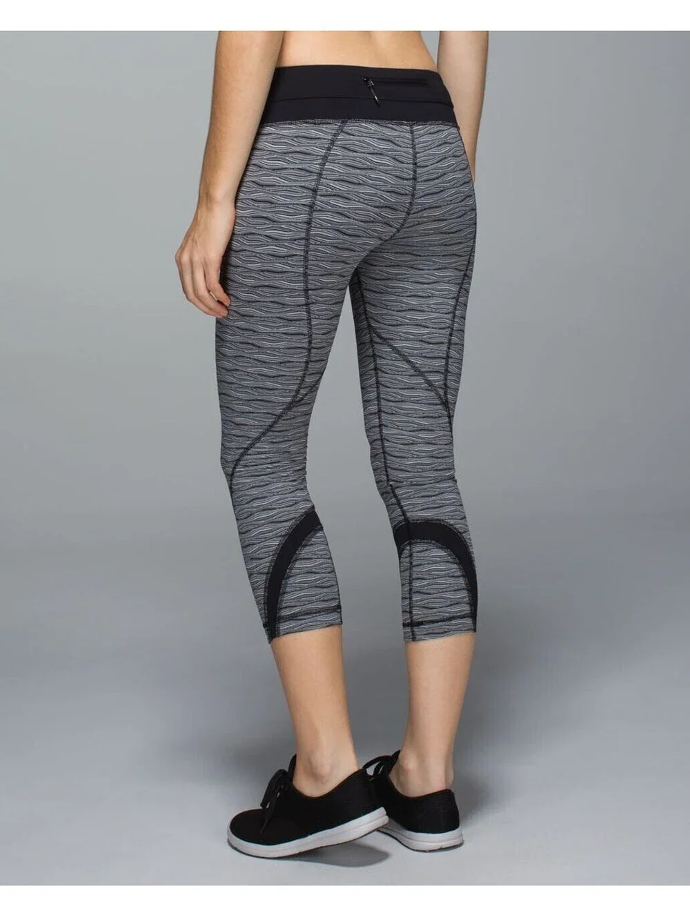 Lululemon  Black/Silver Textured Wave Run: Inspire Crop II All Luxtreme ~4~